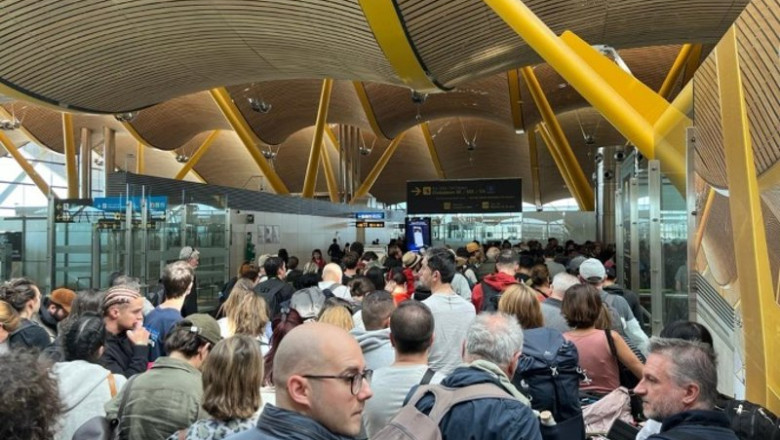 ep archivo   largas colas por falta de policias en los controles de pasaportes en el aeropuerto de