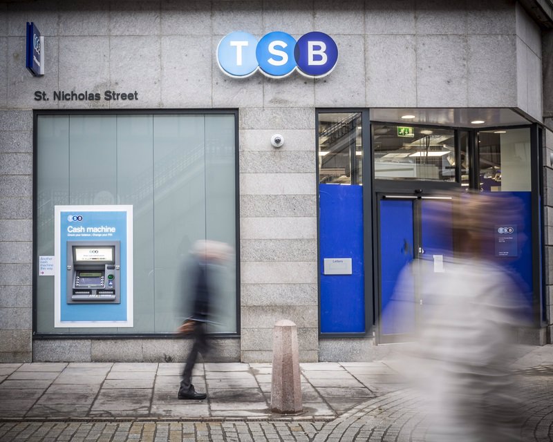 Sabadell culmina la venta de TSB a Santander por 3.300 millones y pagará un dividendo extraordinario el 29 de mayo