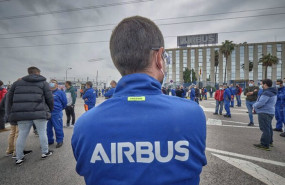 ep archivo   trabajadores de airbus puerto real concentrados ante la planta en una imagen de archivo