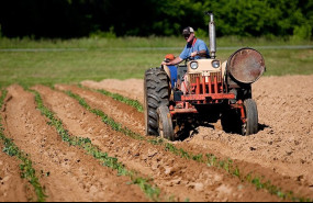 ep archivo   un agricultor en su tractor en imagen de archivo