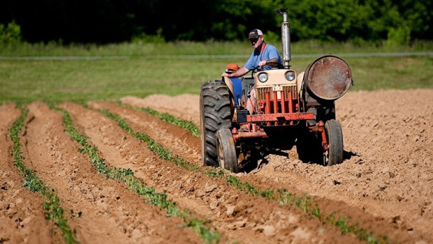 ep archivo   un agricultor en su tractor en imagen de archivo