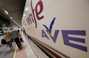 ep archivo un tren comercial de alta velocidad de renfe ep archivo un tren comercial de alta velocidad de renfe