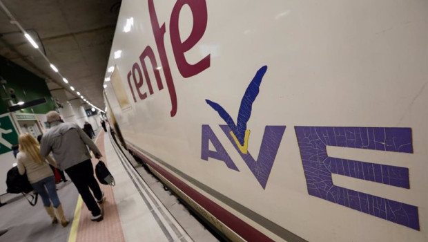 ep archivo   un tren comercial de alta velocidad de renfe