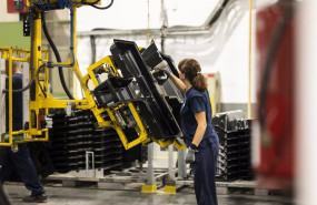 ep archivo   una empleada en la planta automovilistica de stellantis