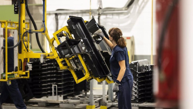 ep archivo   una empleada en la planta automovilistica de stellantis