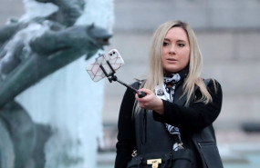 ep archivo   una mujer se hace un selfie en londres