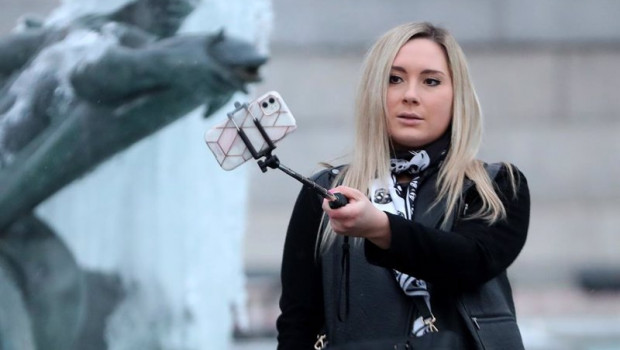 ep archivo   una mujer se hace un selfie en londres