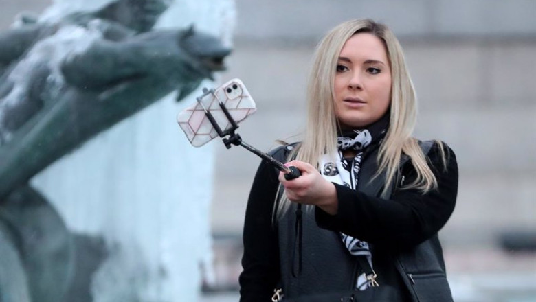 ep archivo   una mujer se hace un selfie en londres