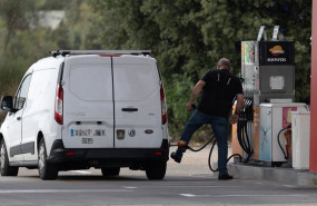 ep archivo   una persona reposta su vehiculo en una gasolinera