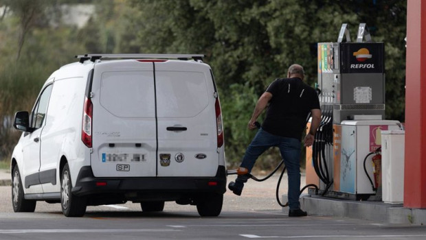 ep archivo una persona reposta su vehiculo en una gasolinera ep archivo una persona reposta su vehiculo en una gasolinera
