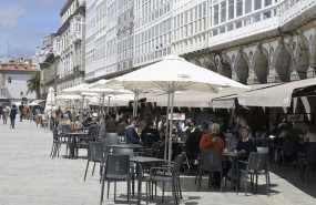 ep archivo   varias personas en la terraza de un bar en a coruna