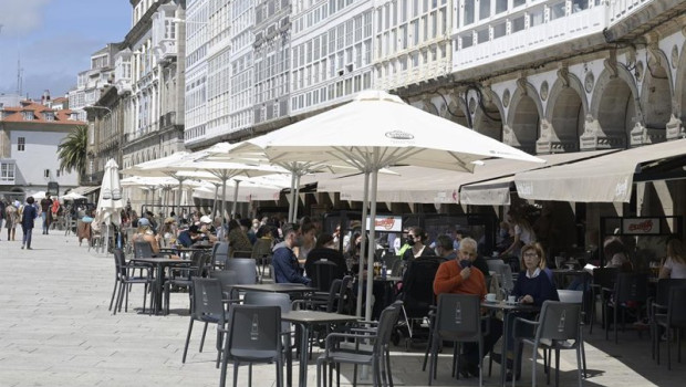 ep archivo   varias personas en la terraza de un bar en a coruna