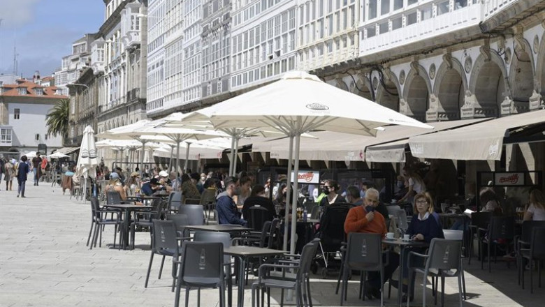 ep archivo   varias personas en la terraza de un bar en a coruna