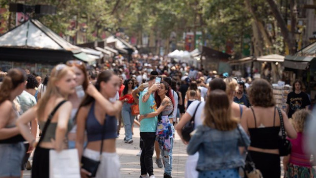 ep archivo   varias personas pasean por las ramblas