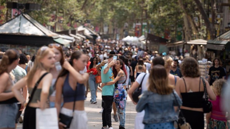 ep archivo varias personas pasean por las ramblas ep archivo varias personas pasean por las ramblas