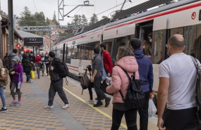 ep archivo   varias personas salen de un tren de cercanias en la estacion de renfe de cercedilla