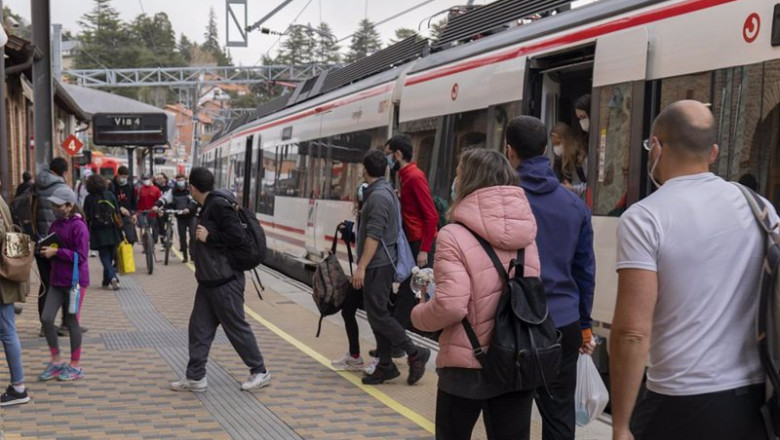 ep archivo varias personas salen de un tren de cercanias en la estacion de renfe de cercedilla ep archivo varias personas salen de un tren de cercanias en la estacion de renfe de cercedilla