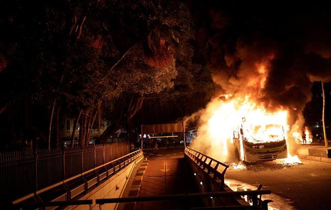 Autobuses incendiados durante la huelga general en Brasil | RICARDO MORAES ep autobuses incendiados durantehuelga generalbrasil