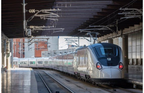 ep ave de renfe con un tren de la serie 106 avril