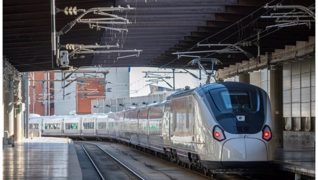 ep ave de renfe con un tren de la serie 106 avril