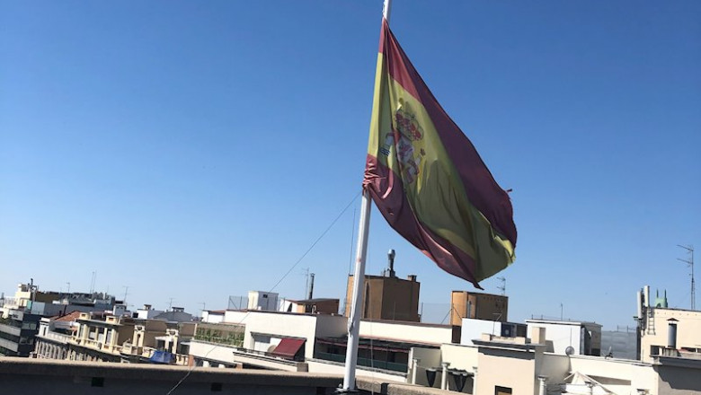Bandera a media asta en el edificio de CESCE por el luto oficial. | CESCE ep bandera a media asta en el edificio de cesce por el luto oficial