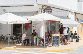 ep clientes en la terraza de la cafeteria bon temps formentera empieza este lunes 4 de mayo la fase