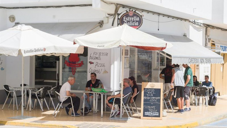 Clientes en la terraza de la cafetería Bon Temps. Formentera empieza este lunes, 4 de mayo, la fase 1 del plan de desescalada que ha elaborado el Gobierno de España. Esta fase permitirá a los habitantes de esta isla celebrar reuniones de hasta un máximo d | Europa Press ep clientes en la terraza de la cafeteria bon temps formentera empieza este lunes 4 de mayo la fase