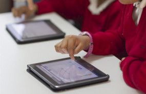 ep colegio aula primaria clase nino nina ninos estudiando estudiar deberes nuevas tecnologias tablet