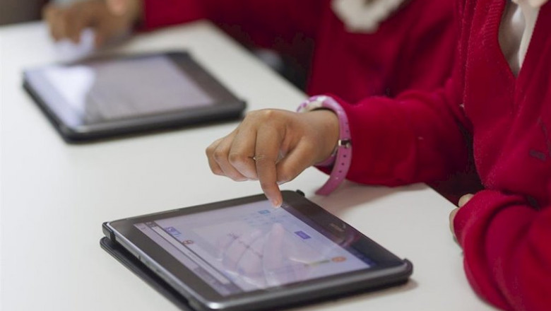ep colegio aula primaria clase nino nina ninos estudiando estudiar deberes nuevas tecnologias tablet