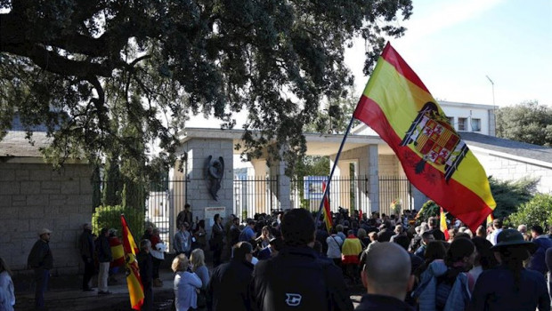 ep concentracion de nostalgicos del franquismo -portando banderas de espana y de la dictadura- en el