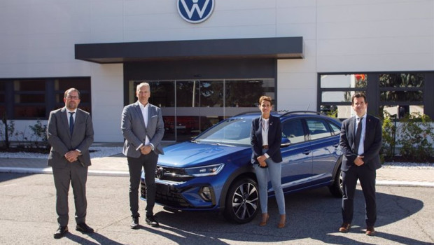 ep de izquierda a derecha el secretario general de industria raul blanco el presidente de vw navarra