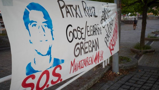ep detalle de una cartel colocado en apoyo al preso etarra patxi ruiz en huelga de hambre durante la