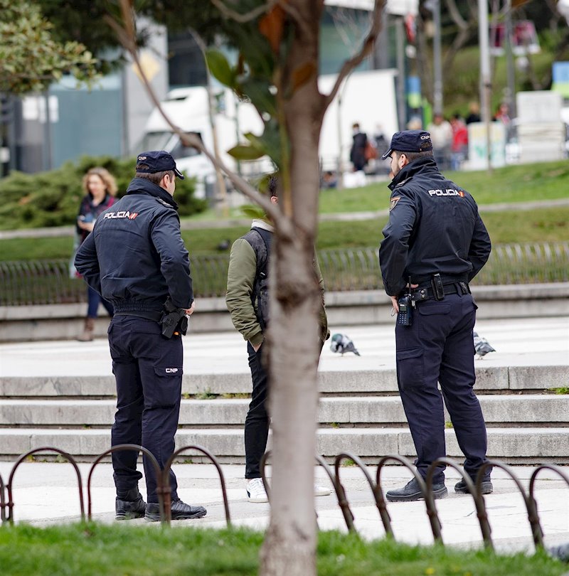 https://img.s3wfg.com/web/img/images_uploaded/7/e/ep_dos_policias_identifican_a_una_persona_en_una_foto_de_archivo.jpg