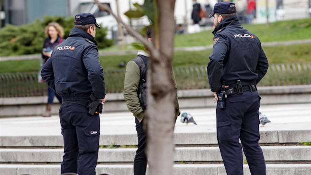 ep dos policias identifican a una persona en una foto de archivo