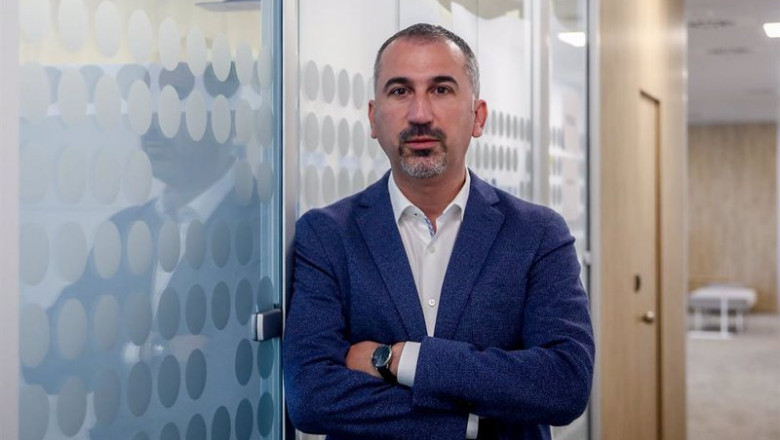 ep el consejero delegado de digi marius varzaru posa a la camara tras una entrevista con europa