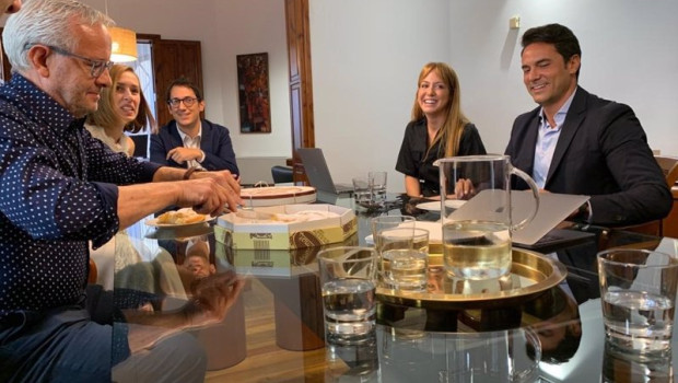 ep el conseller de modelo economico turismo y trabajo en funciones iago negueruela con responsables