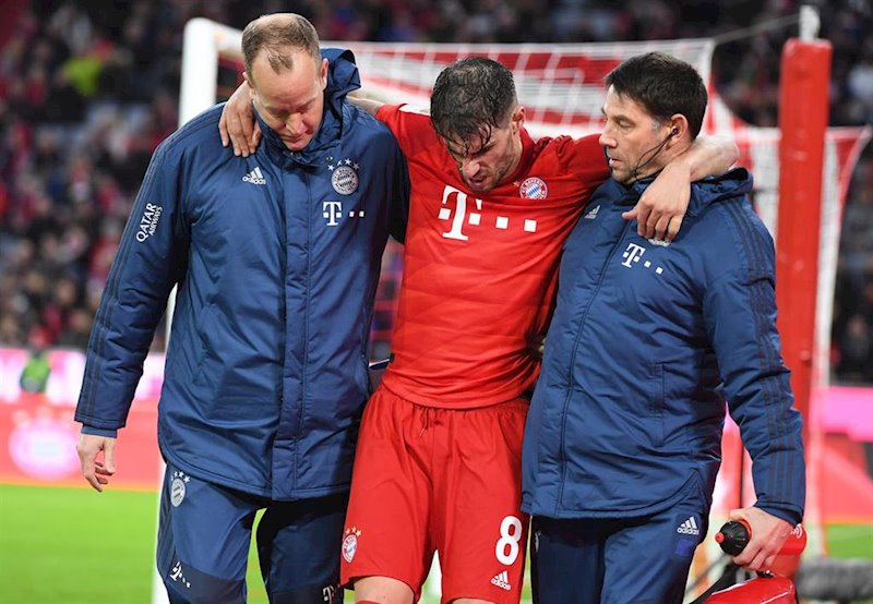 ep el jugador espanol del bayern munich javi martinez se retira lesionado del campo