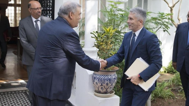El ministro del Interior en funciones, Fernando Grande-Marlaska, saluda en Rabat a su homólogo marroquí, Abdelouafi Laftit. | EUROPA PRESS ep el ministro del interior en funciones fernando grande-marlaska saluda en rabat a su homologo