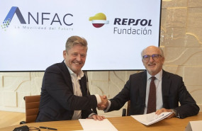 ep el presidente de anfac wayne griffiths junto al presidente de repsol antonio brufau en la firma