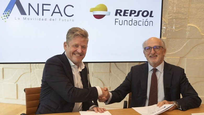 El presidente de Anfac, Wayne Griffiths, junto al presidente de Repsol, Antonio Brufau en la firma de la alianza estratégica para el impulso de la movilidad sostenible | MARTA PEREZ ep el presidente de anfac wayne griffiths junto al presidente de repsol antonio brufau en la firma