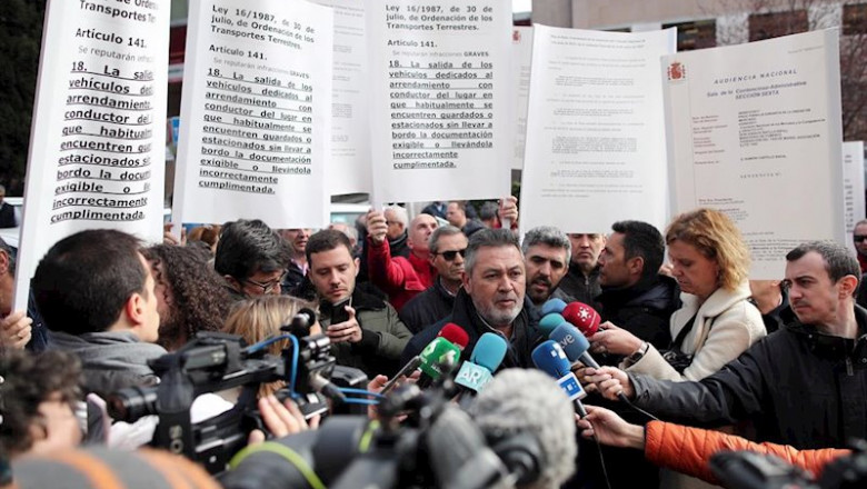 El presidente de la Federación Profesional Taxi de Madrid (FPTM), Julio Sanz, atiende a los medios de comunicación durante la concentración | Eduardo Parra - Europa Press ep el presidente de la federacion profesional taxi de madrid fptm julio sanz atiende a los medios de