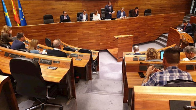 ep el presidente de la junta general marcelino marcos lindez da lectura a una declaracion