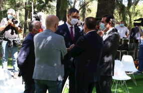 ep el presidente del gobierno pedro sanchez con los agentes sociales tras la firma del pacto por la