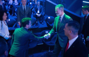 ep el rey felipe vi d saluda al president de la generalitat pere aragons i el rey felipe vi llega al