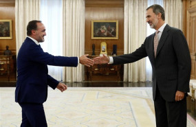 ep el rey felipe vi saluda al lider de la coalicion navarra suma javier esparza hoy lunes en el