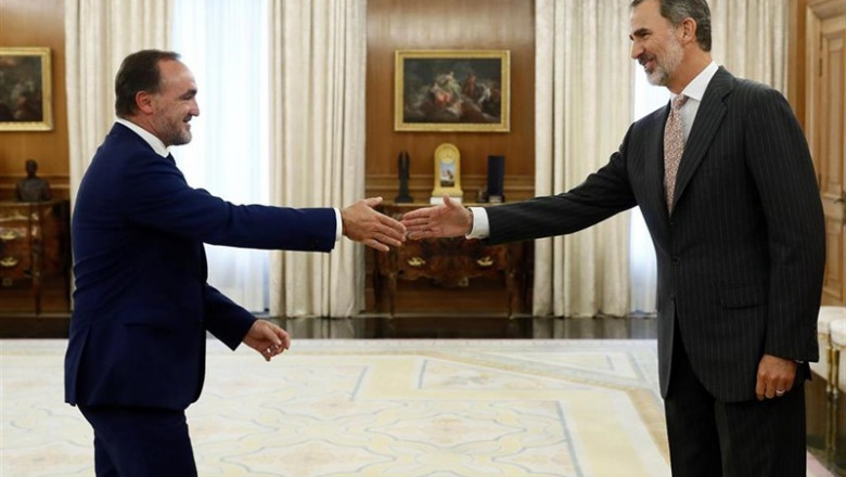 El rey Felipe VI saluda al líder de la coalición Navarra Suma, Javier Esparza, hoy Lunes en el palacio de la Zarzuela, dentro de la ronda de consultas con los partidos del Parlamento, que puede desembocar en la convocatoria de nuevas elecciones generales | Pool ep el rey felipe vi saluda al lider de la coalicion navarra suma javier esparza hoy lunes en el