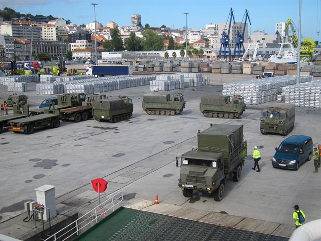 Embarcan en Vigo vehículos militares para una operación de la OTAN. | EUROPA PRESS ep embarcanvigo vehiculos militaresuna operacionla otan