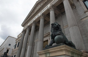 ep estatuas de leones en la entrada del congreso de los diputados durante el estado de alarma