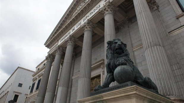 ep estatuas de leones en la entrada del congreso de los diputados durante el estado de alarma