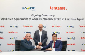 ep firma del acuerdo por haris giatsos consejero delegado de nmdc infra y federico avila presidente